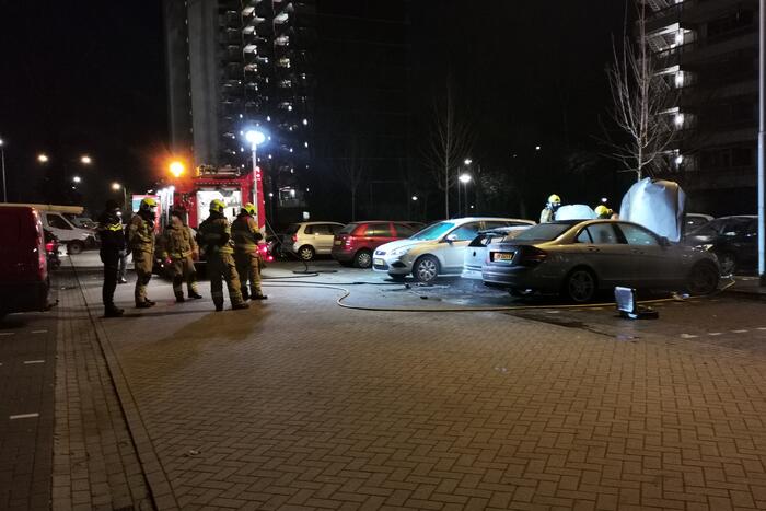 Twee auto's uitgebrand en derde beschadigd