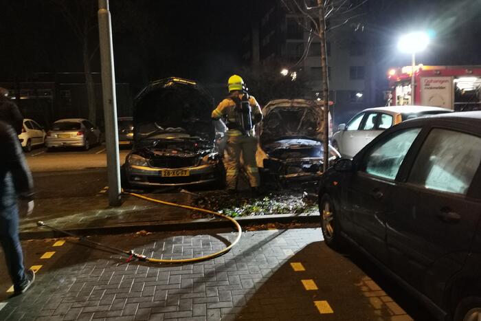 Twee auto's uitgebrand en derde beschadigd