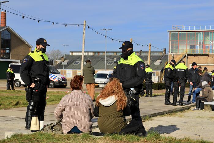 Grote politiemacht tijdens koffiedrinken' op Zwitsal Terrein