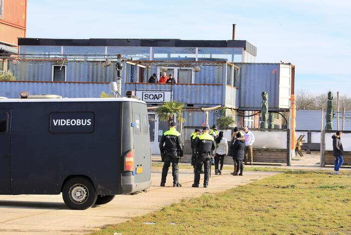 Grote politiemacht tijdens koffiedrinken' op Zwitsal Terrein