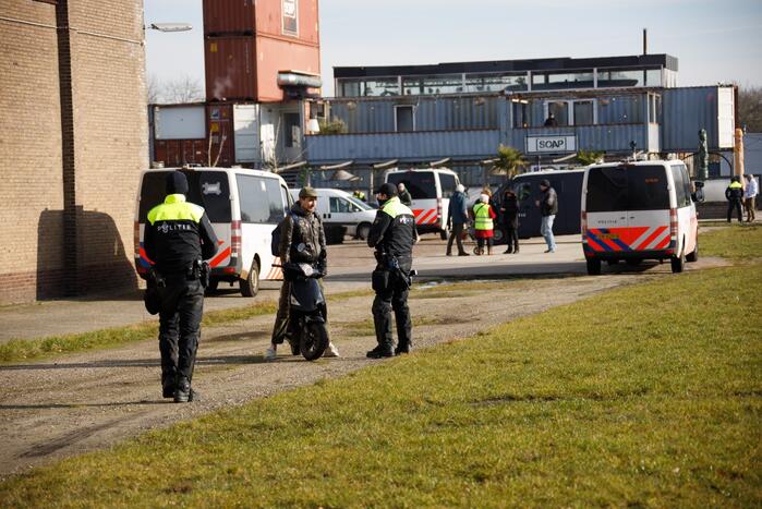 Grote politiemacht tijdens koffiedrinken' op Zwitsal Terrein