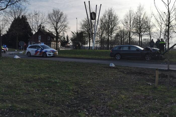 Auto tegen lantaarnpaal na ongeval