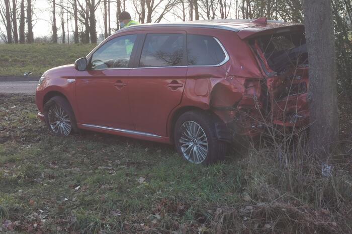 Auto tegen lantaarnpaal na ongeval