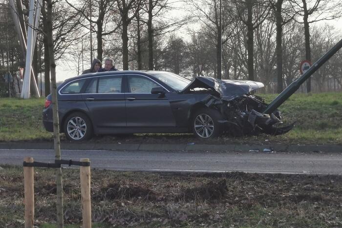 Auto tegen lantaarnpaal na ongeval