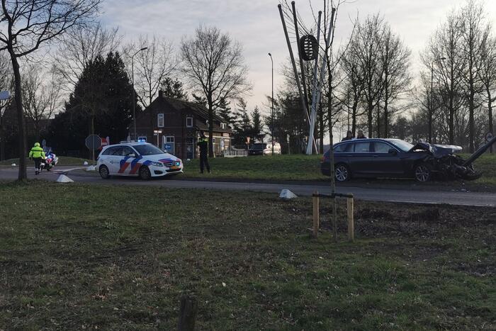 Auto tegen lantaarnpaal na ongeval
