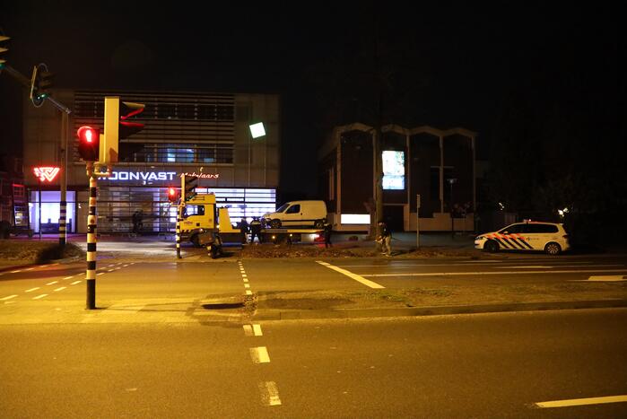 Bestelbus in de kreukels na botsing