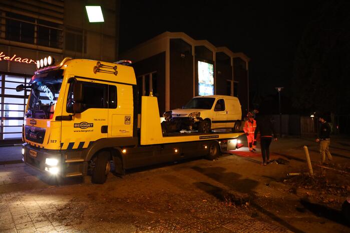 Bestelbus in de kreukels na botsing