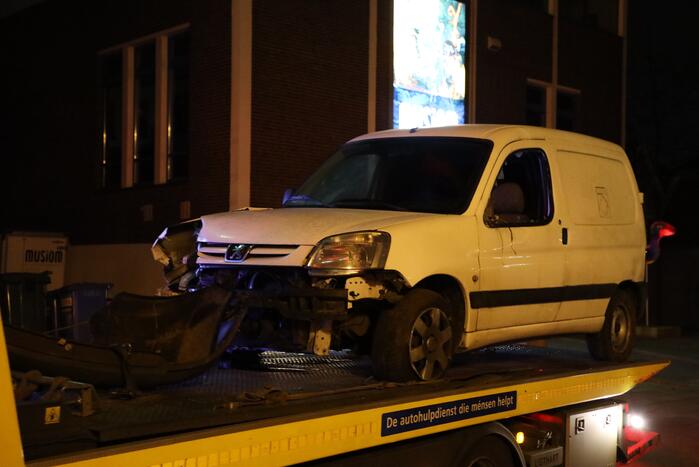 Bestelbus in de kreukels na botsing