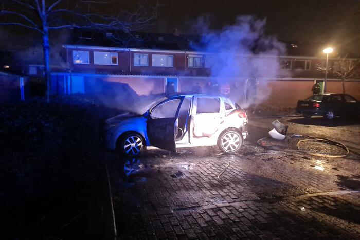 Geparkeerd auto volledig uitgebrand