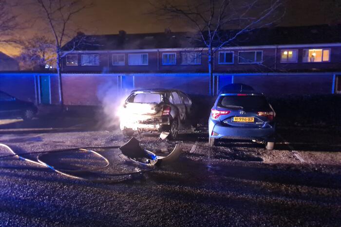 Geparkeerd auto volledig uitgebrand