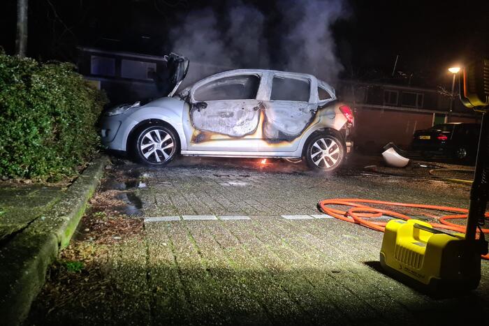 Geparkeerd auto volledig uitgebrand