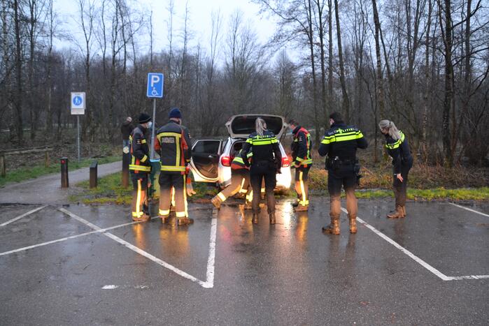Politieauto rijdt zich vast in modder