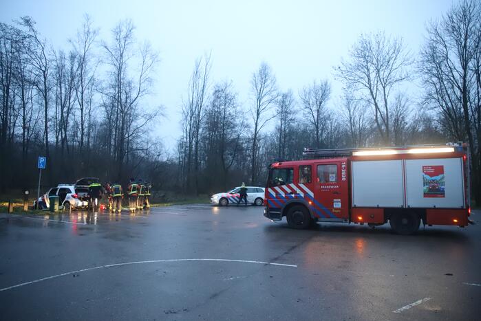 Politieauto rijdt zich vast in modder