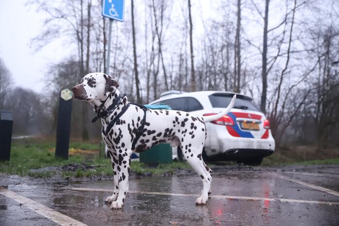 Politieauto rijdt zich vast in modder