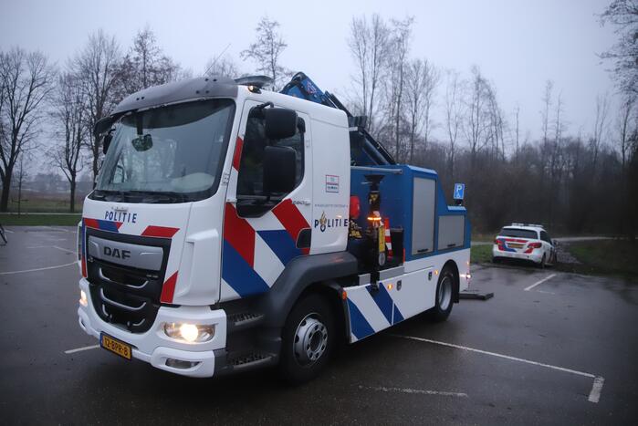 Politieauto rijdt zich vast in modder