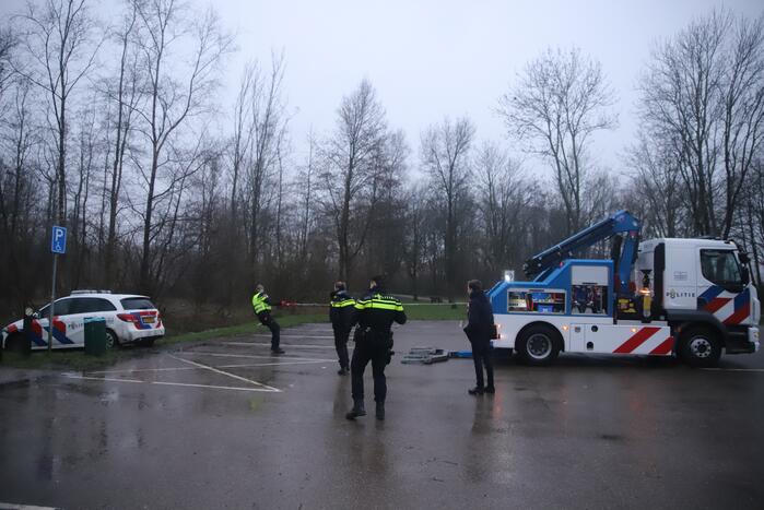 Politieauto rijdt zich vast in modder