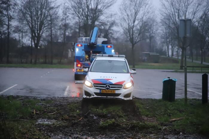 Politieauto rijdt zich vast in modder