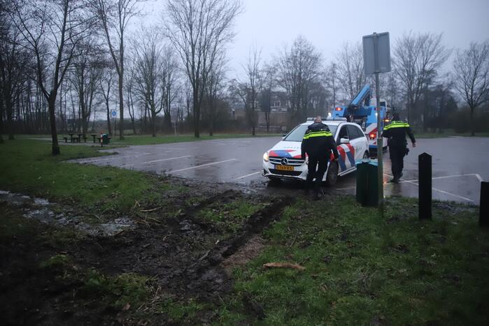 Politieauto rijdt zich vast in modder