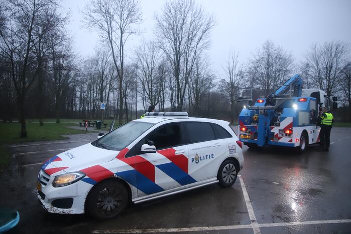 Politieauto rijdt zich vast in modder