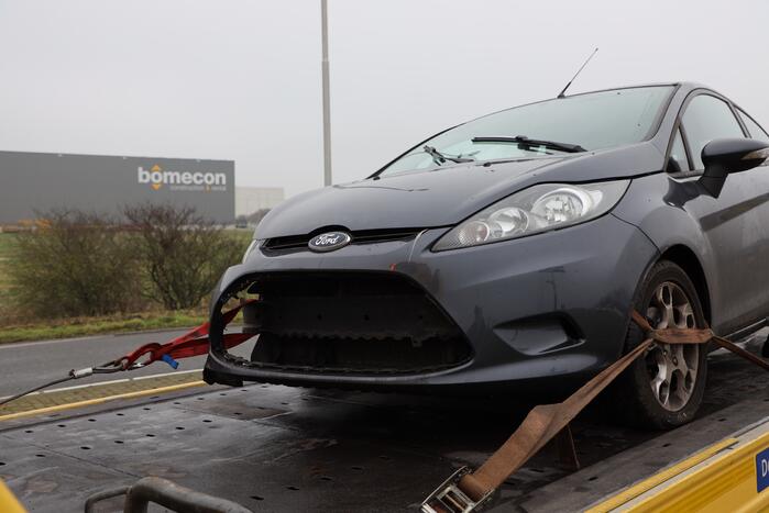 Auto flink beschadigd bij ongeval op rotonde
