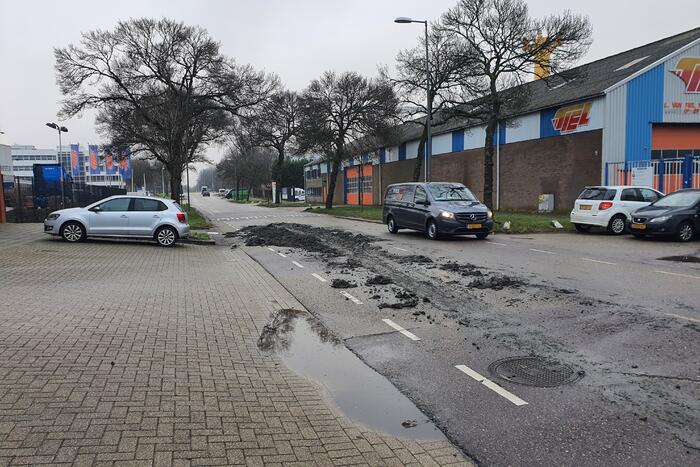 Vrachtwagen verliest lading grond