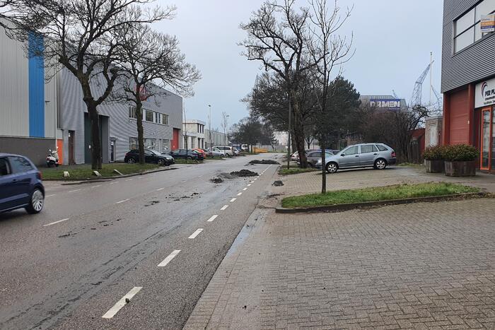 Vrachtwagen verliest lading grond