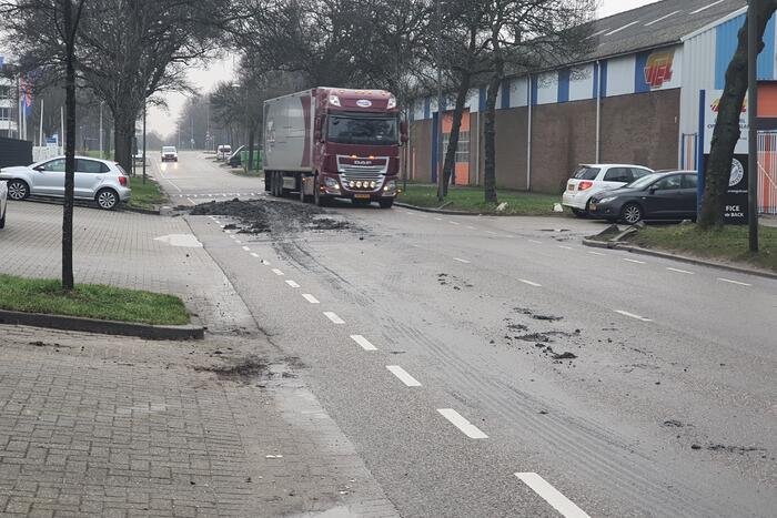 Vrachtwagen verliest lading grond
