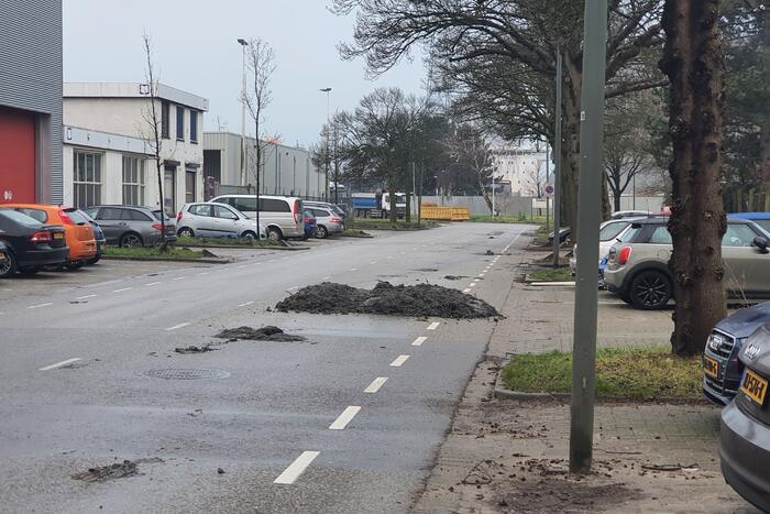 Vrachtwagen verliest lading grond