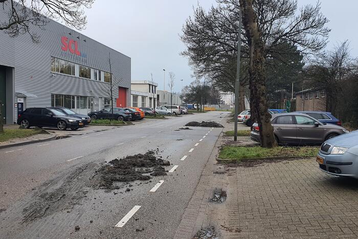 Vrachtwagen verliest lading grond