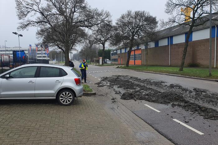 Vrachtwagen verliest lading grond