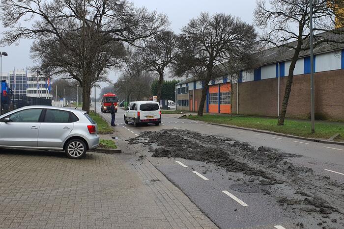 Vrachtwagen verliest lading grond