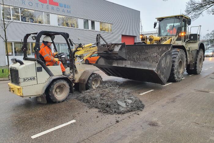 Vrachtwagen verliest lading grond