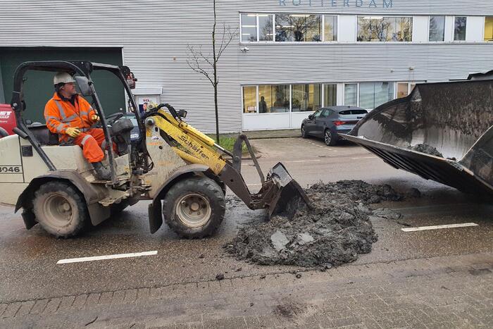 Vrachtwagen verliest lading grond