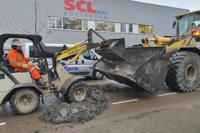 Vrachtwagen verliest lading grond