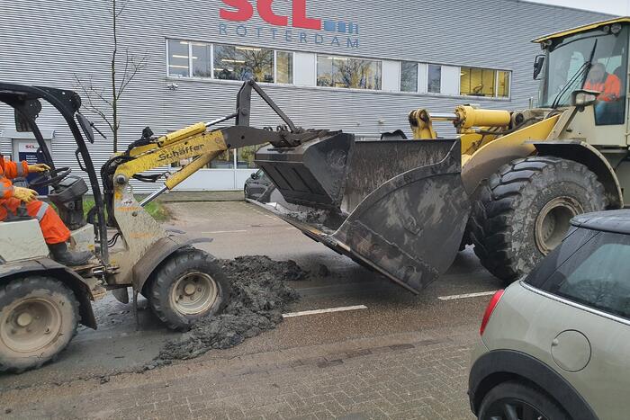 Vrachtwagen verliest lading grond