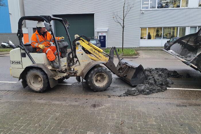 Vrachtwagen verliest lading grond