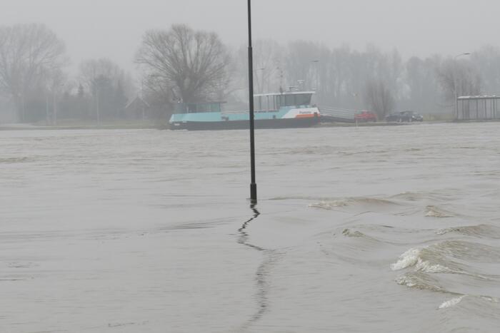 Water van De Waal komt steeds hoger