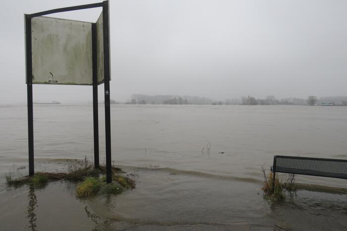 Water van De Waal komt steeds hoger