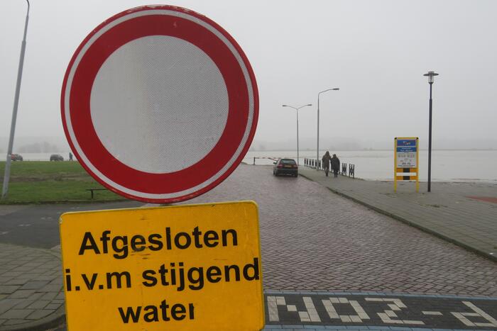 Water van De Waal komt steeds hoger