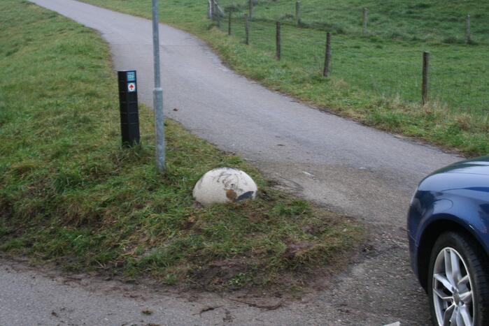 Automobilist rijdt auto vast op betonblok