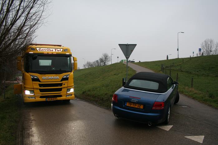 Automobilist rijdt auto vast op betonblok