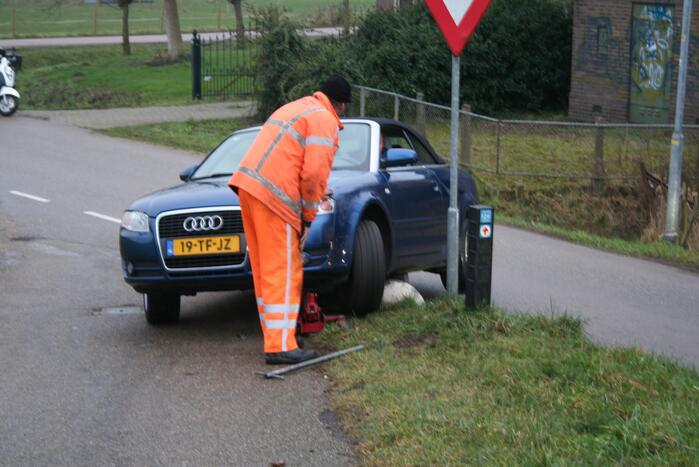 Automobilist rijdt auto vast op betonblok