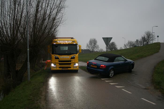 Automobilist rijdt auto vast op betonblok