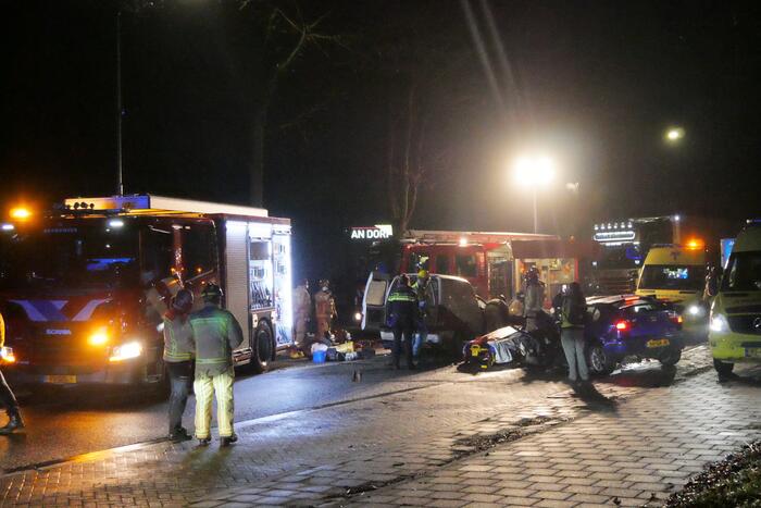 Twee personen gewond na frontale aanrijding