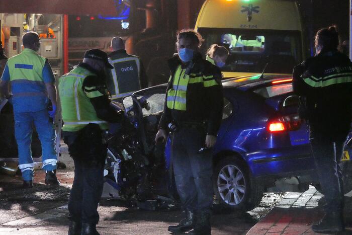 Twee personen gewond na frontale aanrijding