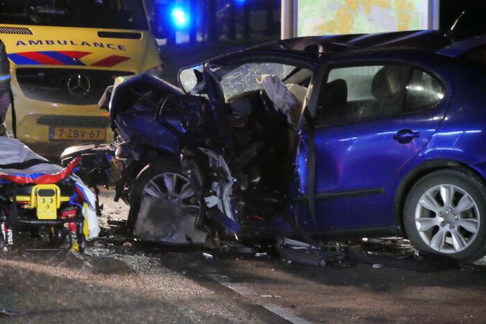 Twee personen gewond na frontale aanrijding