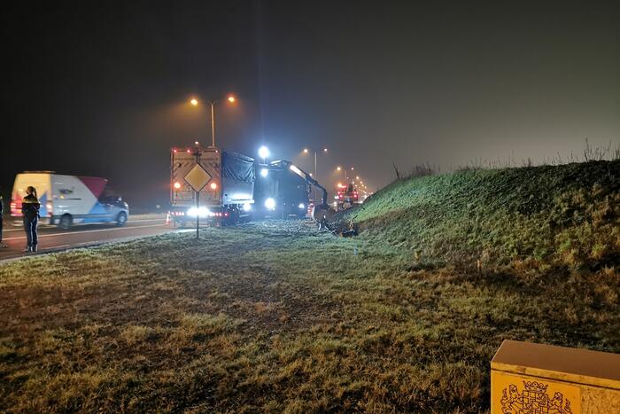 Lading van omgevallen trailer wordt opgeruimd