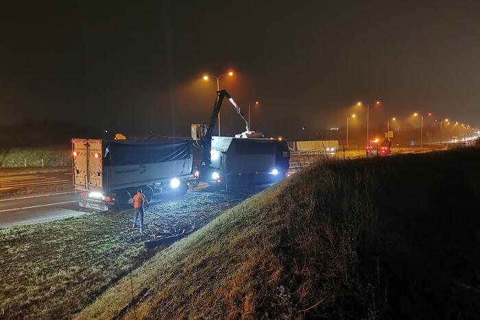 Lading van omgevallen trailer wordt opgeruimd
