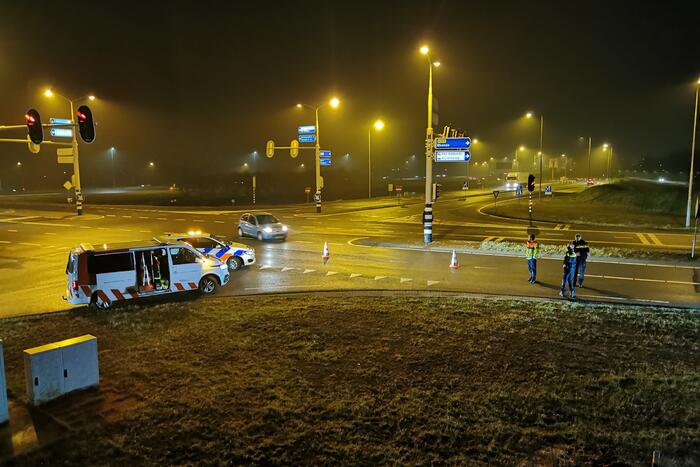 Lading van omgevallen trailer wordt opgeruimd