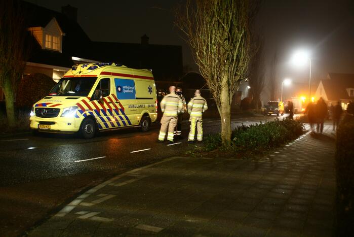 Brandweer haalt patiënt uit woning